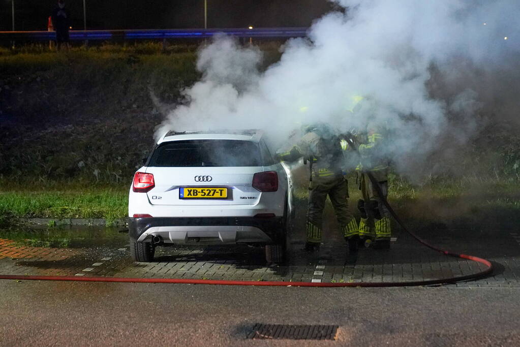 Auto volledig uitgebrand op parkeerplaats