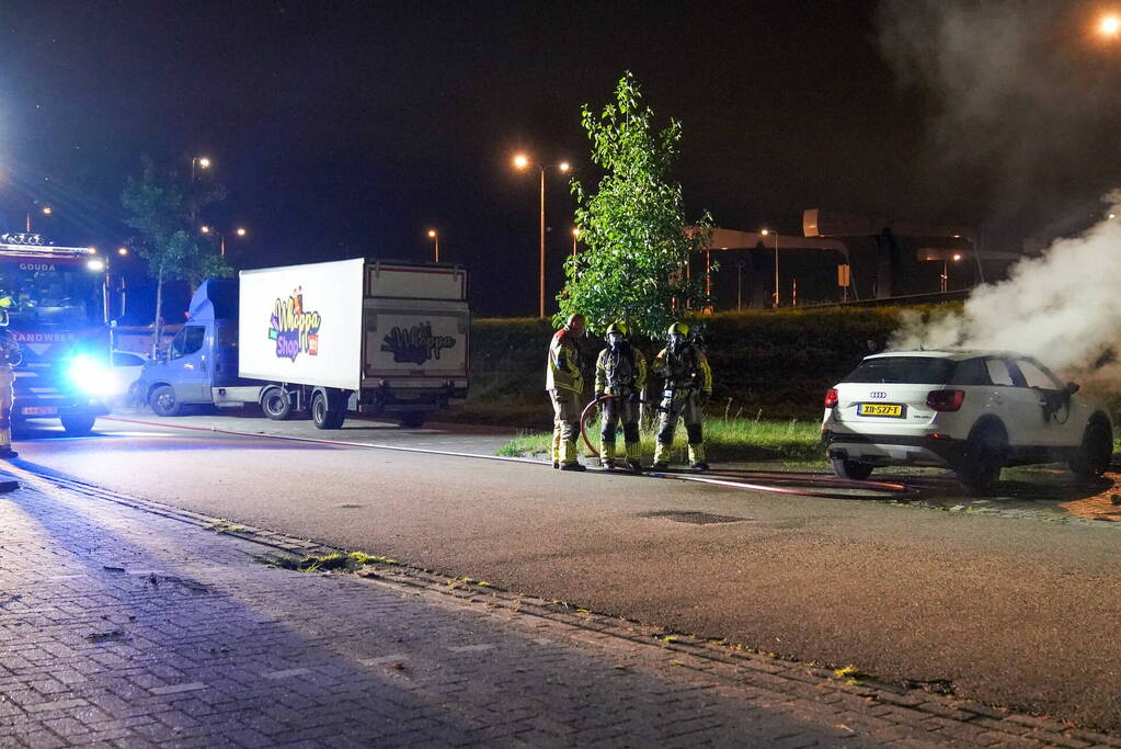 Auto volledig uitgebrand op parkeerplaats