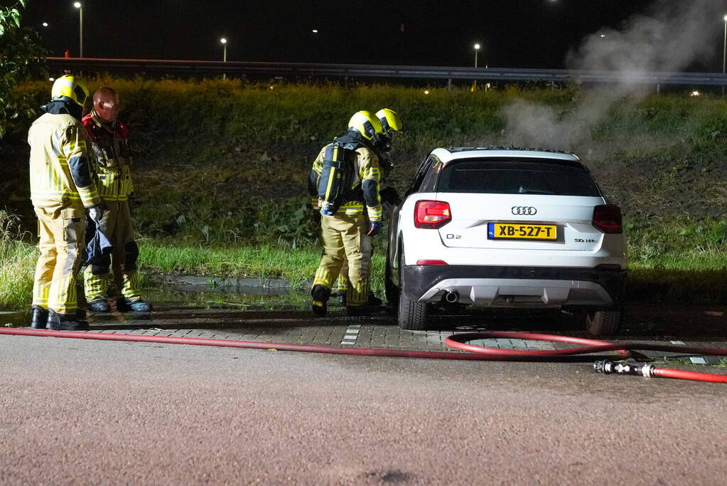 Auto volledig uitgebrand op parkeerplaats