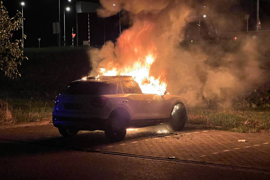 Auto volledig uitgebrand op parkeerplaats