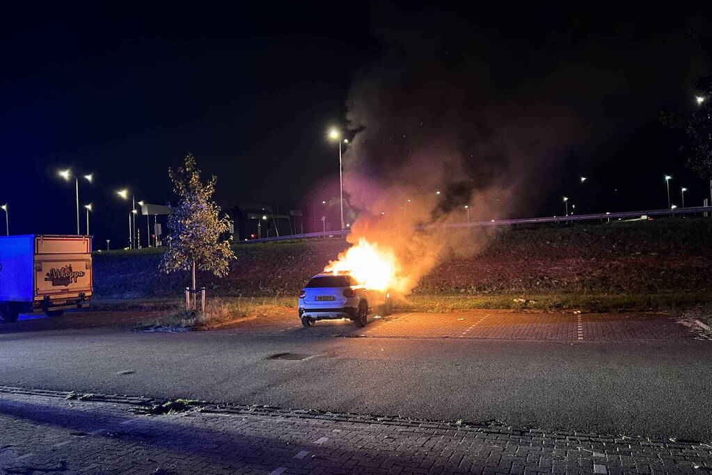 Auto volledig uitgebrand op parkeerplaats