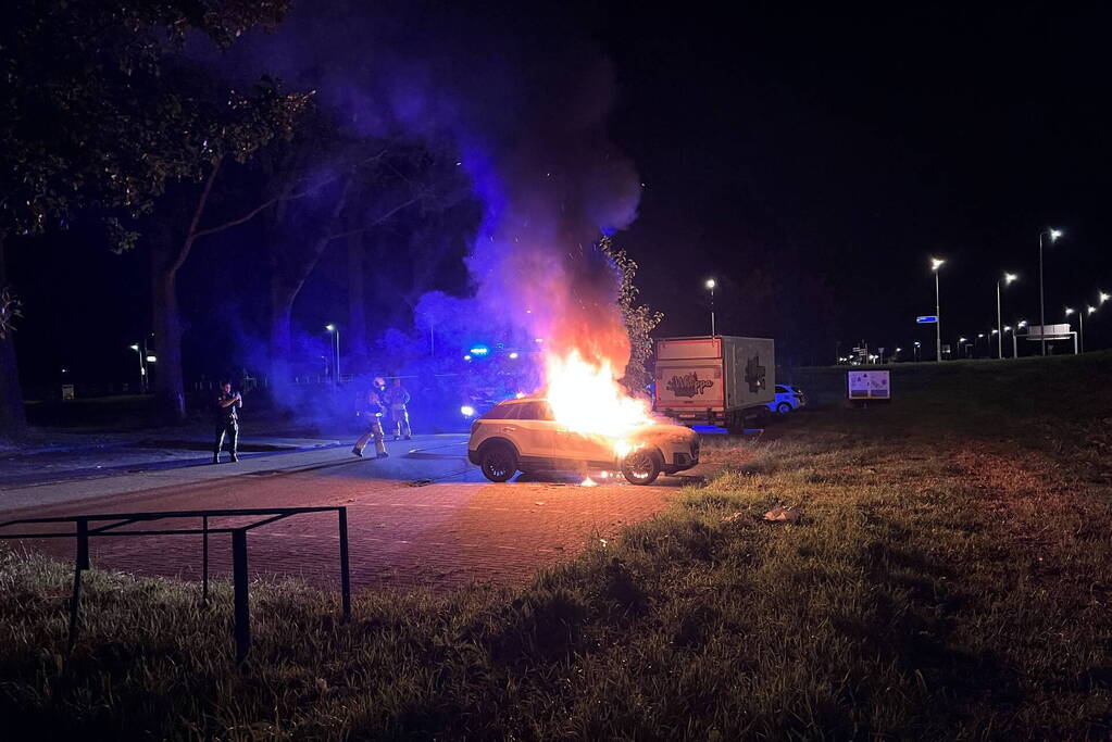 Auto volledig uitgebrand op parkeerplaats