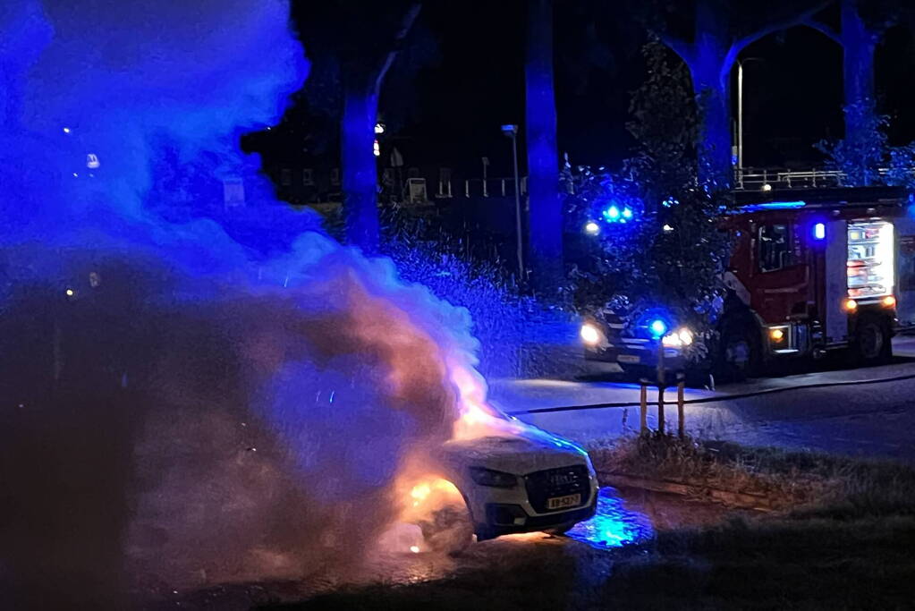 Auto volledig uitgebrand op parkeerplaats