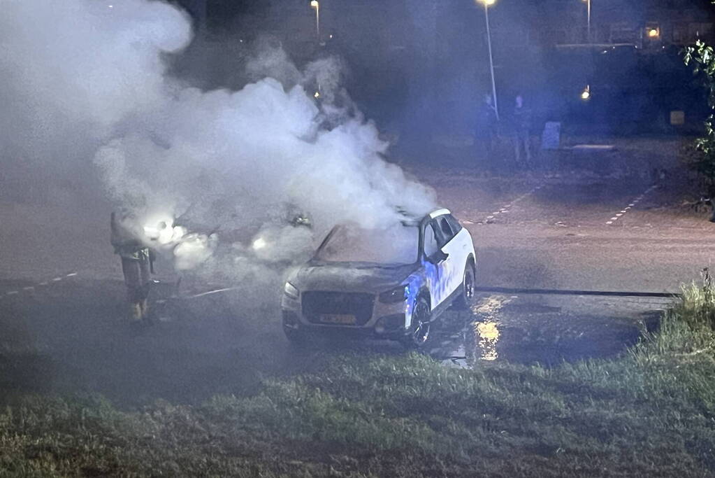 Auto volledig uitgebrand op parkeerplaats