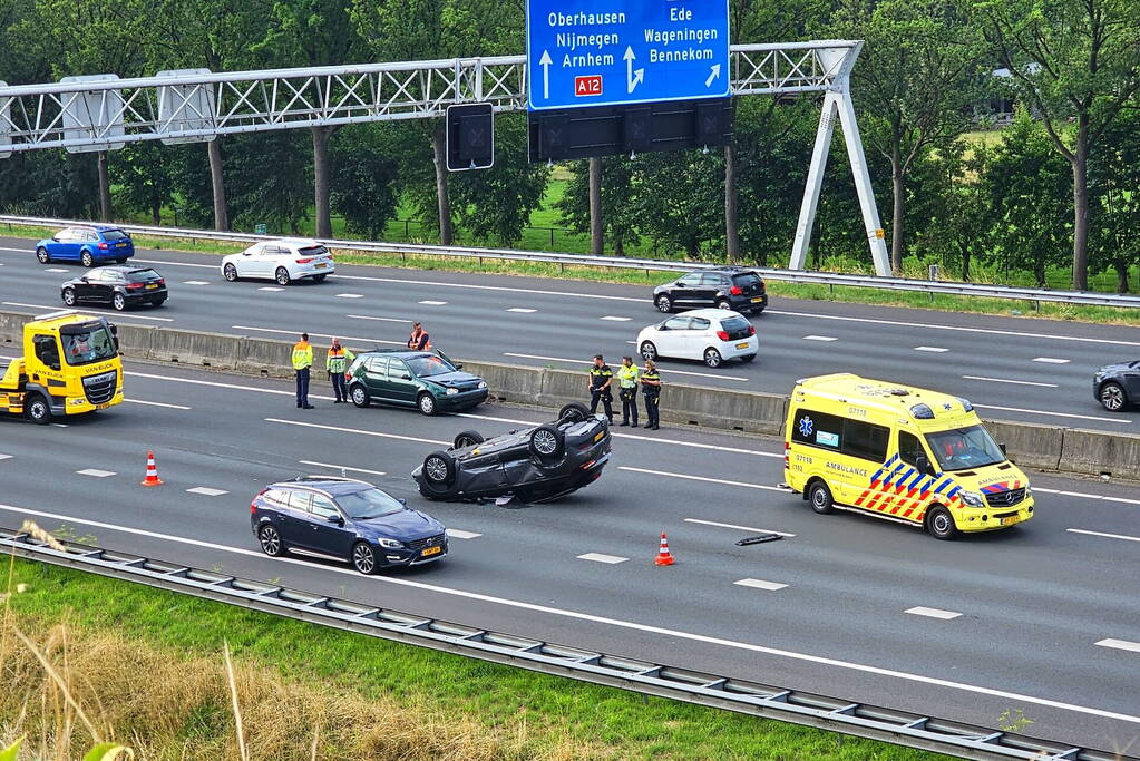 Personenwagen vliegt over de kop en komt ondersteboven tot stilstand