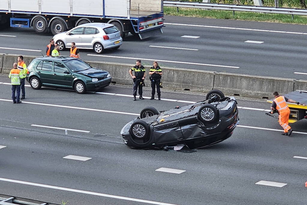 Personenwagen vliegt over de kop en komt ondersteboven tot stilstand