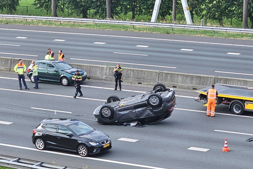 Personenwagen vliegt over de kop en komt ondersteboven tot stilstand