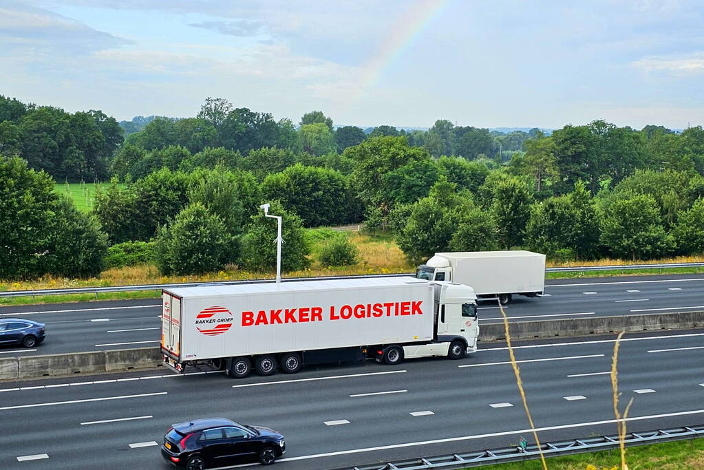 Personenwagen vliegt over de kop en komt ondersteboven tot stilstand