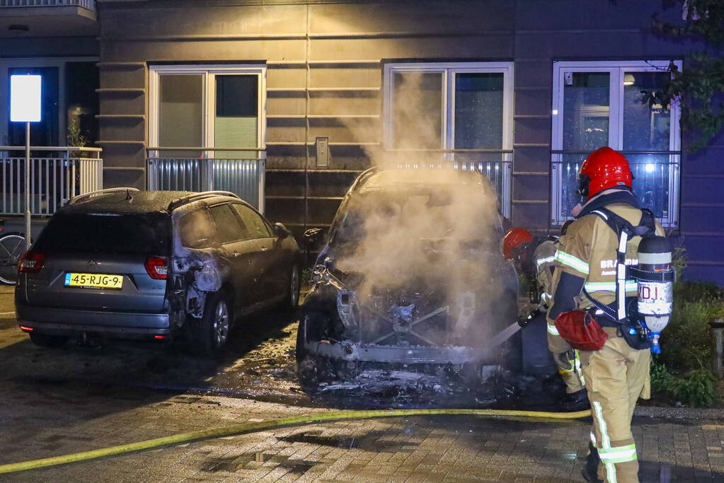 Geparkeerde auto vliegt in brand