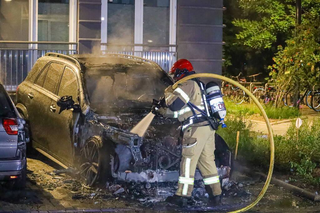 Geparkeerde auto vliegt in brand