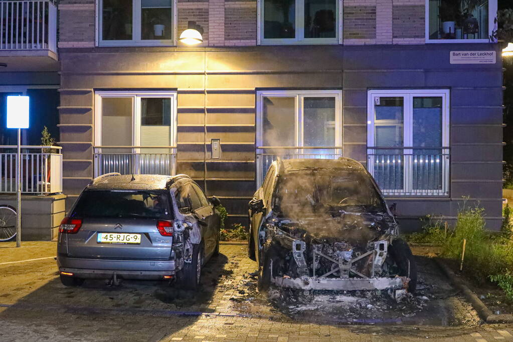 Geparkeerde auto vliegt in brand