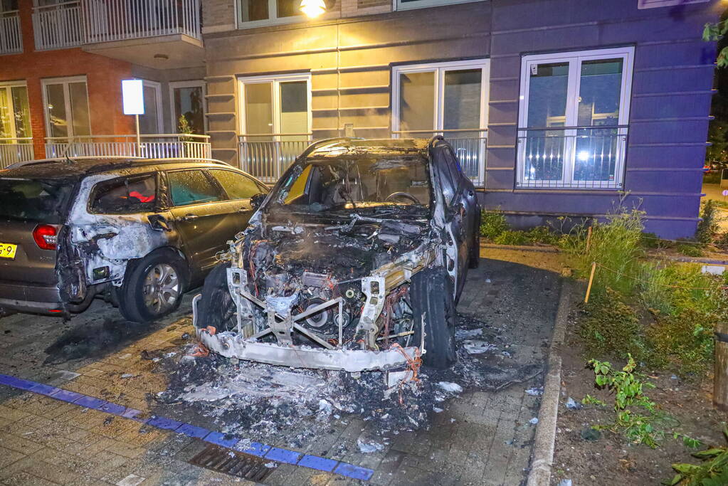 Geparkeerde auto vliegt in brand