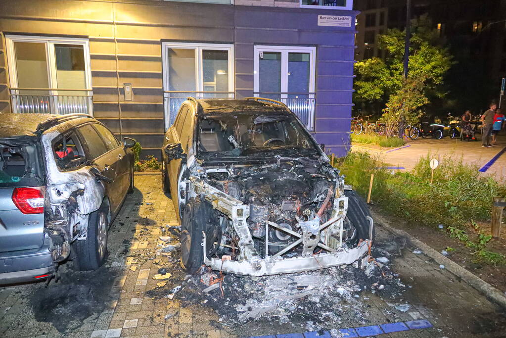 Geparkeerde auto vliegt in brand