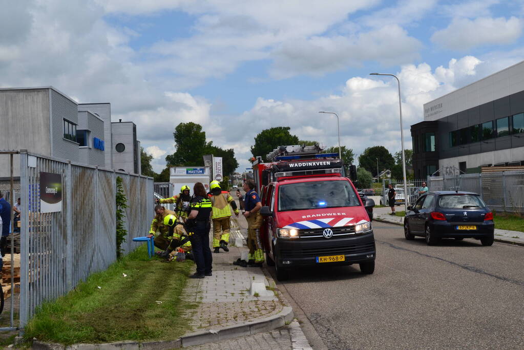 Brand op dak van bedrijfspand