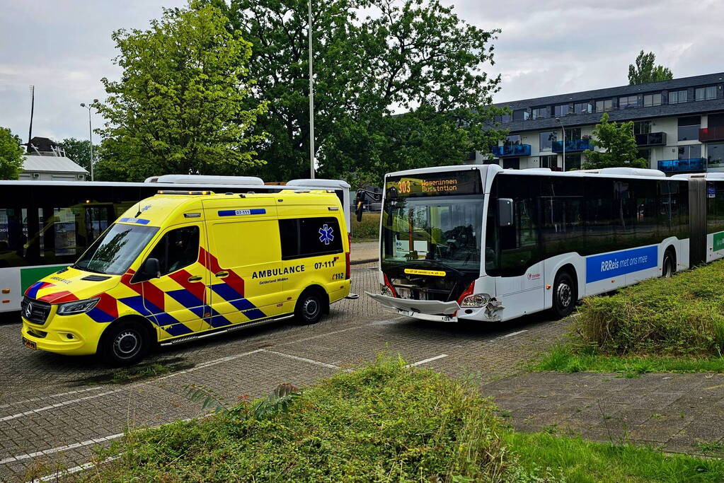 Lijnbus in botsing met personenwagen