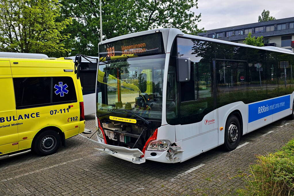 Lijnbus in botsing met personenwagen