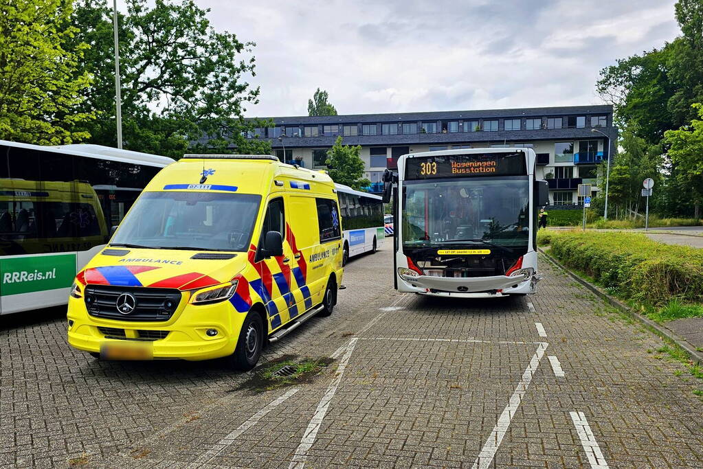 Lijnbus in botsing met personenwagen