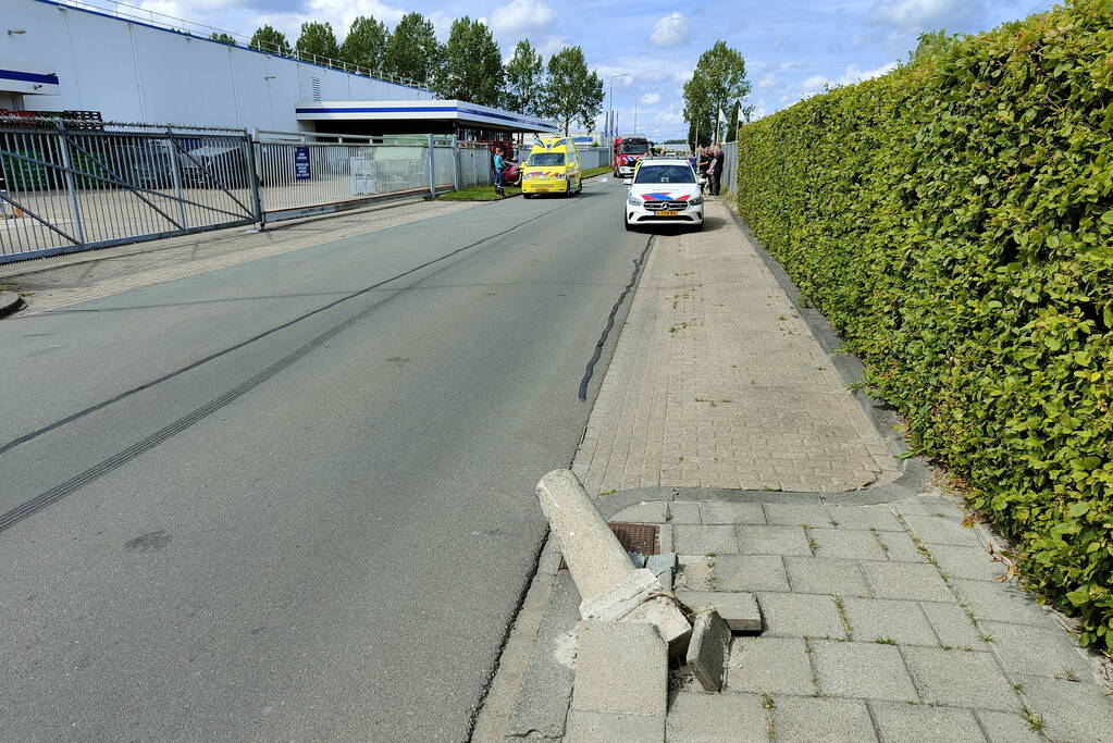 Automobilist ramt lantaarnpaal en eindigt in hekwerk