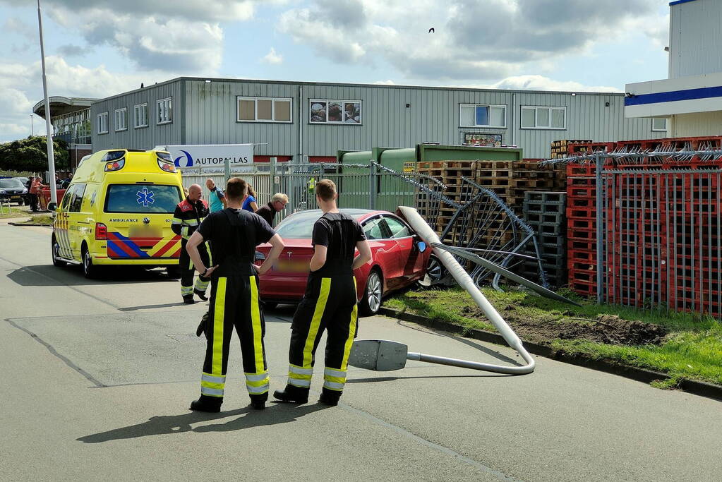 Automobilist ramt lantaarnpaal en eindigt in hekwerk