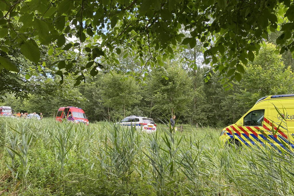 Vrouw rijdt met driewieler de sloot