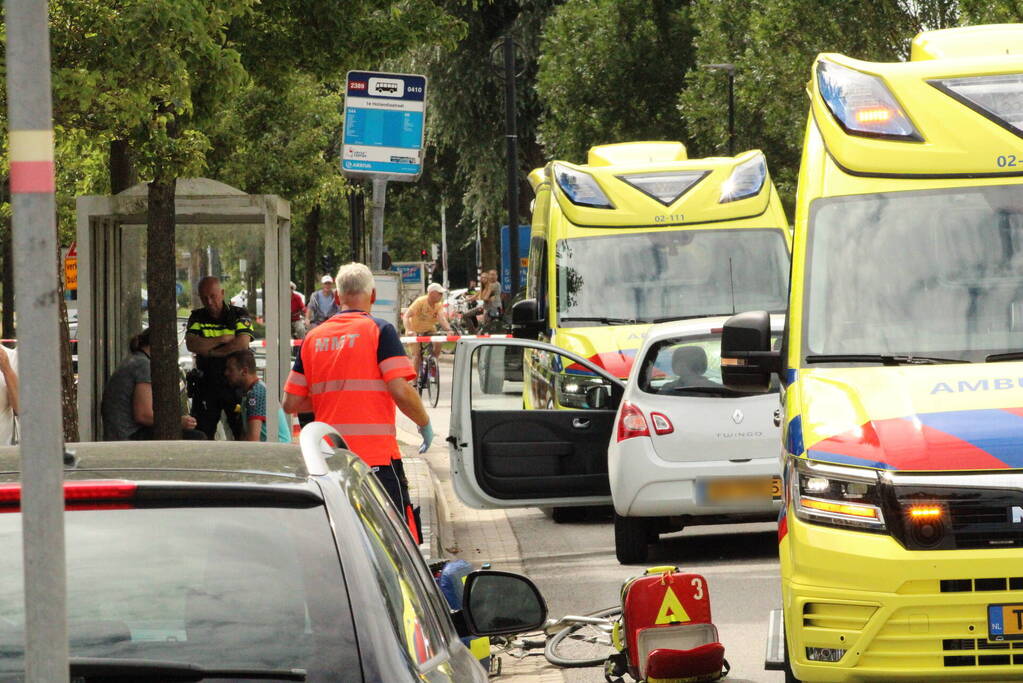 Fietsster geschept voorruit aan diggelen