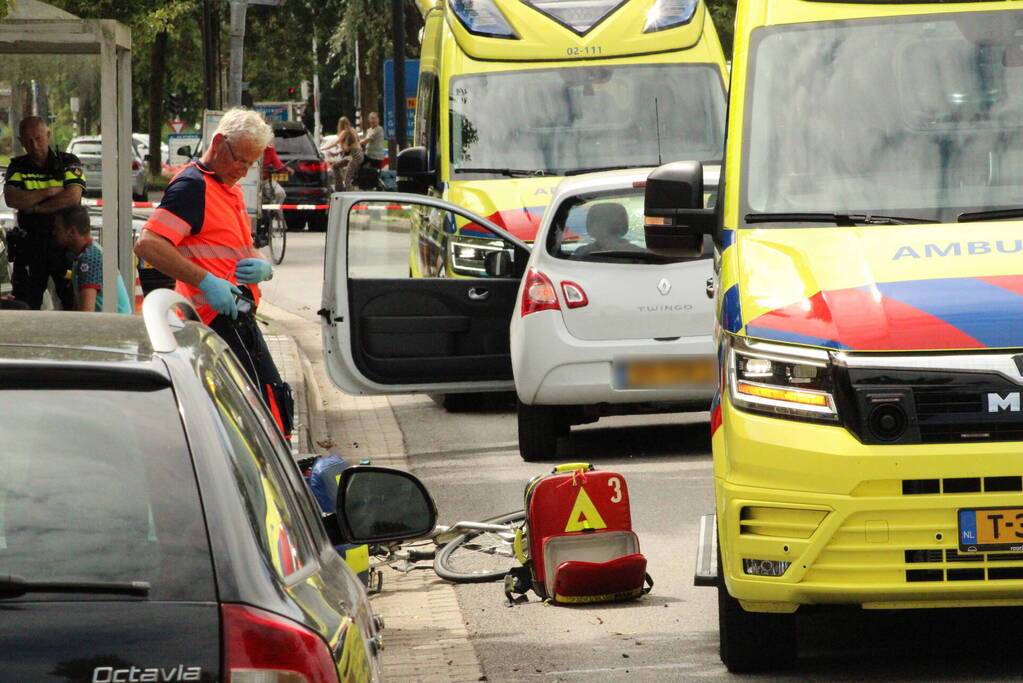 Fietsster geschept voorruit aan diggelen