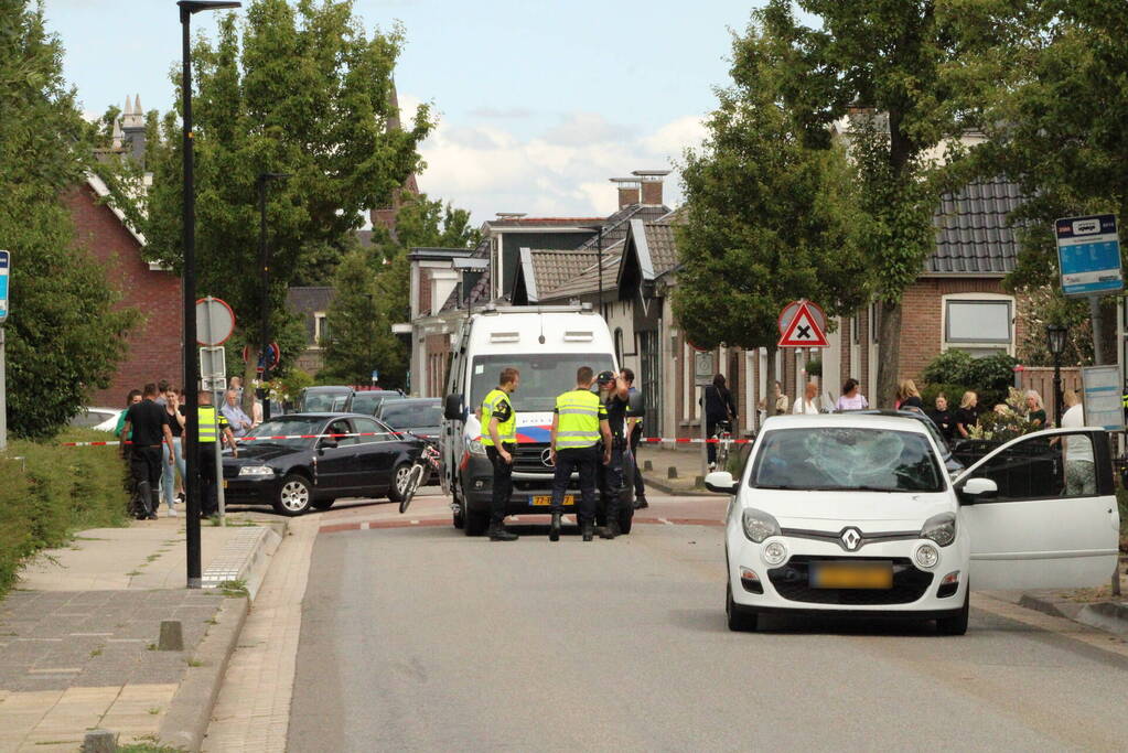 Fietsster geschept voorruit aan diggelen