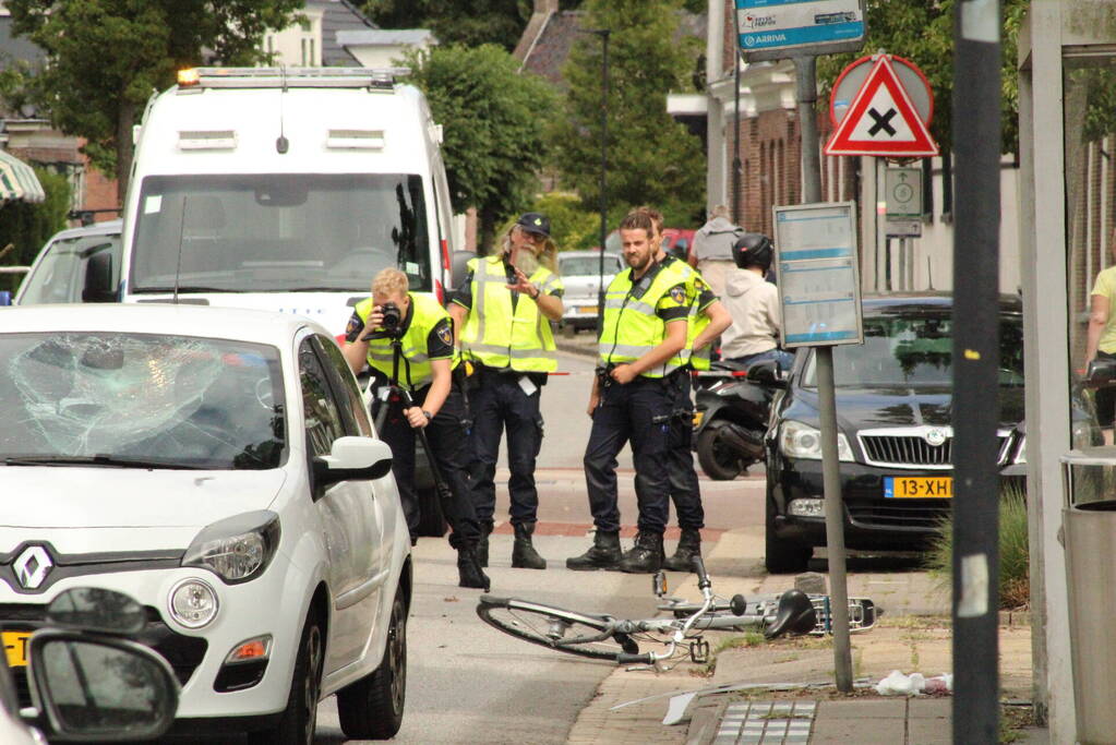 Fietsster geschept voorruit aan diggelen