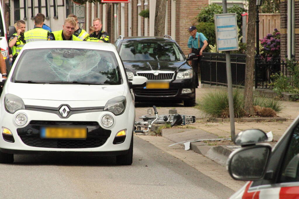 Fietsster geschept voorruit aan diggelen