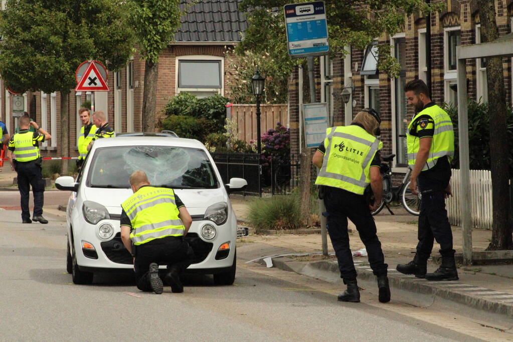 Fietsster geschept voorruit aan diggelen