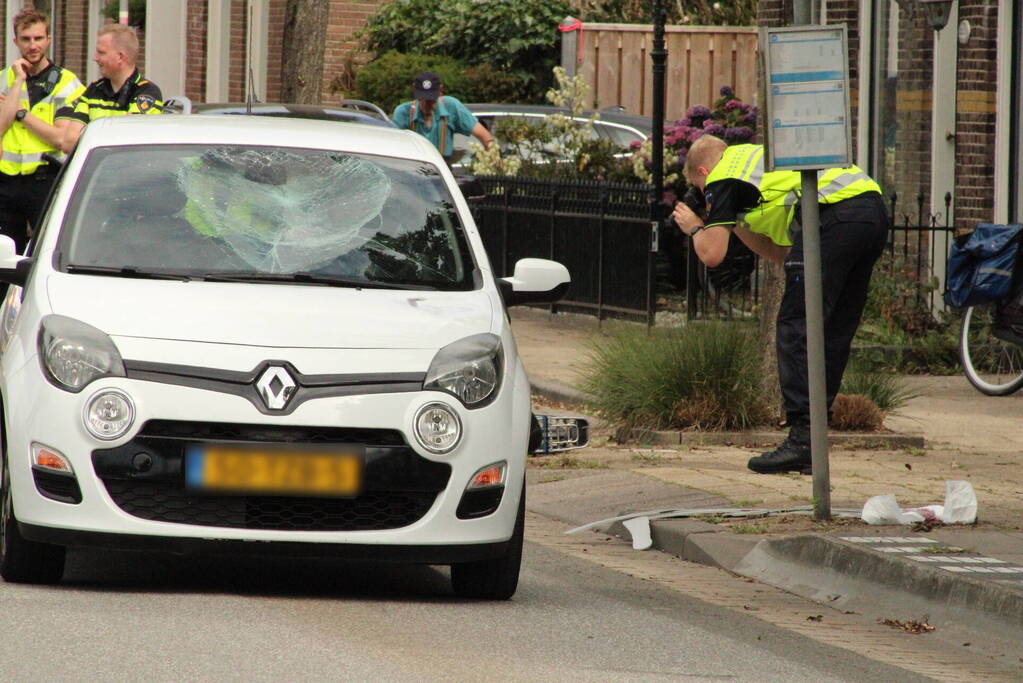 Fietsster geschept voorruit aan diggelen