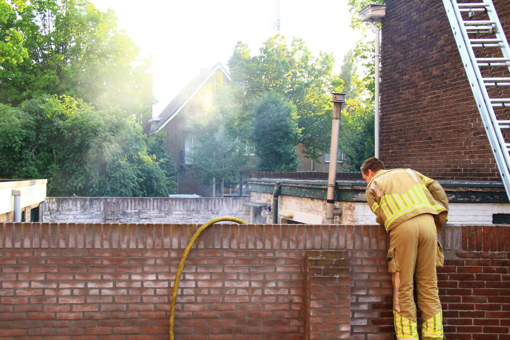 Verlaten vuurton in tuin van woning veroorzaakt rookoverlast