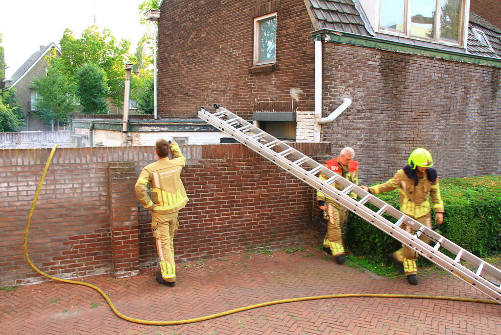 Verlaten vuurton in tuin van woning veroorzaakt rookoverlast