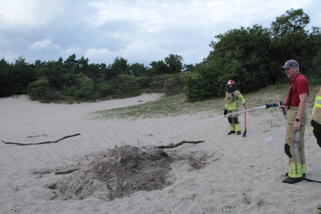 Brandweer blust kampvuur in natuurreservaat