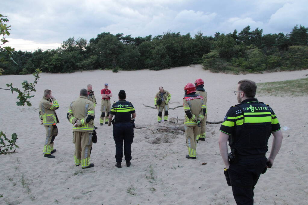 Brandweer blust kampvuur in natuurreservaat