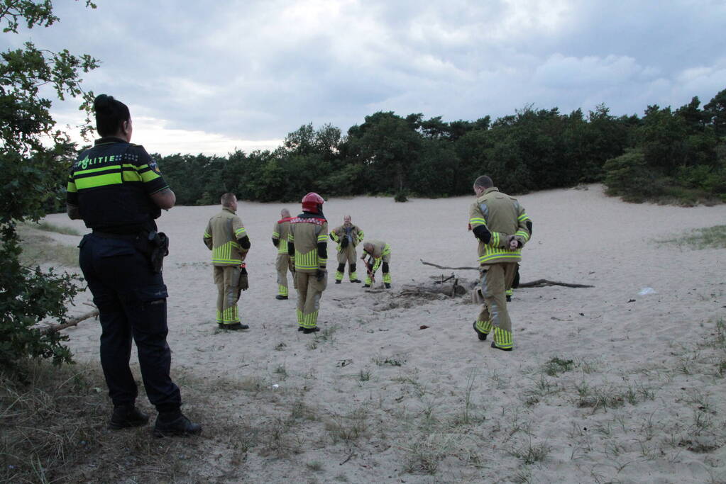 Brandweer blust kampvuur in natuurreservaat