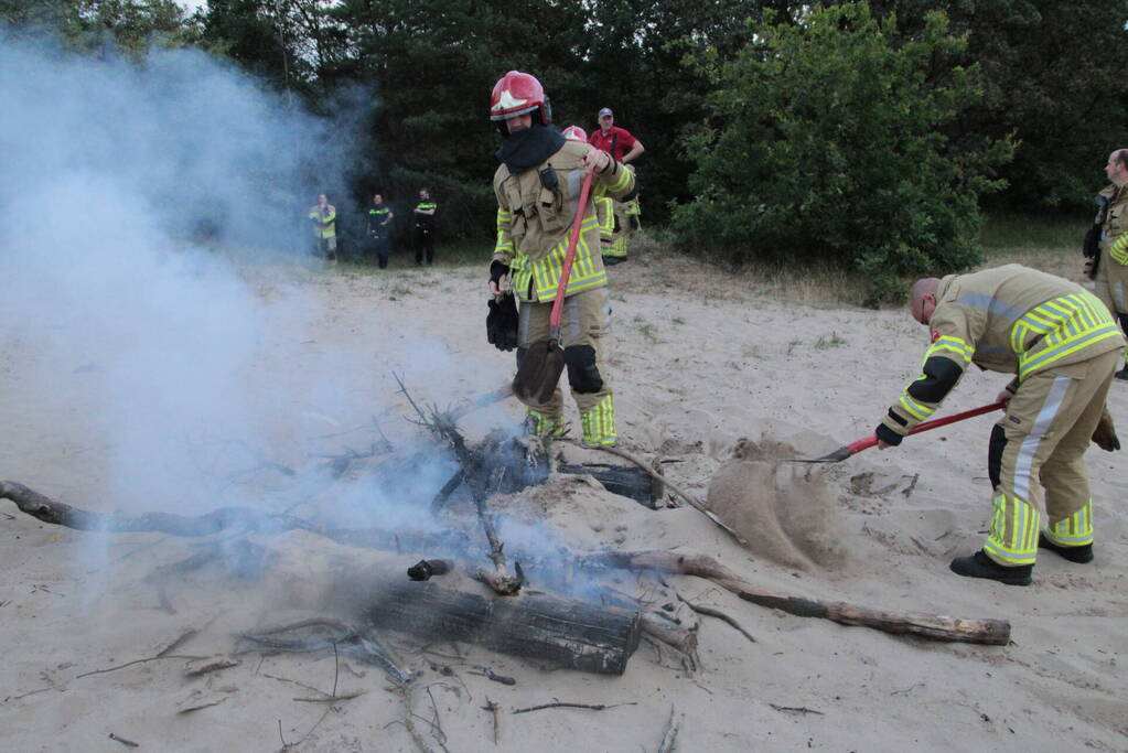 Brandweer blust kampvuur in natuurreservaat