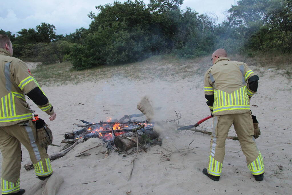 Brandweer blust kampvuur in natuurreservaat