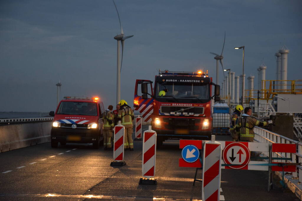 Grote zoekactie na melding voertuig te water bij Oosterscheldekering