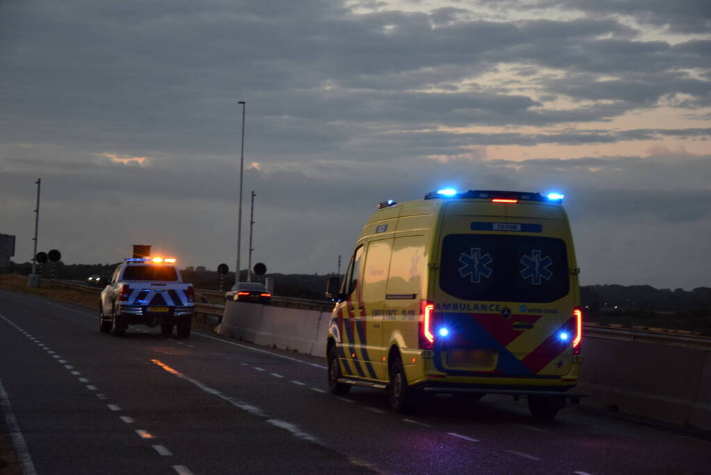 Grote zoekactie na melding voertuig te water bij Oosterscheldekering