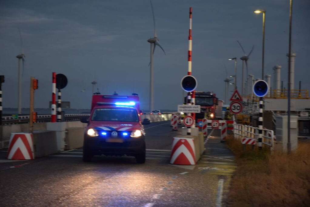 Grote zoekactie na melding voertuig te water bij Oosterscheldekering