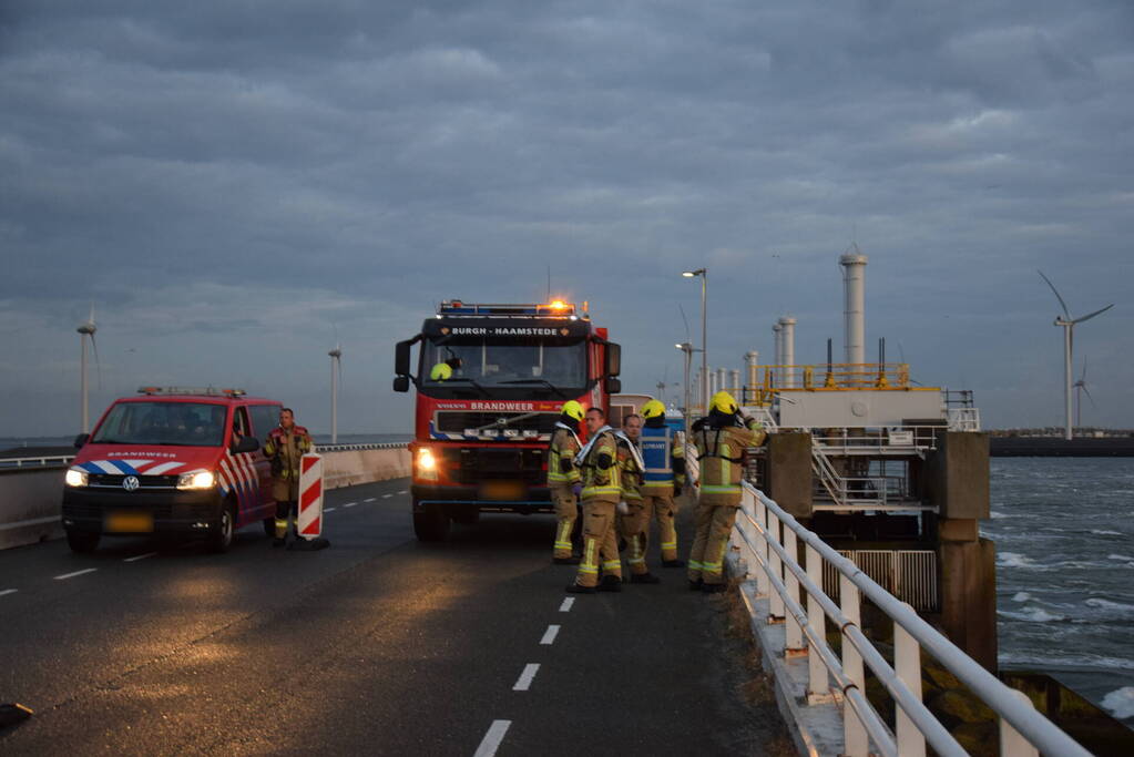 Grote zoekactie na melding voertuig te water bij Oosterscheldekering