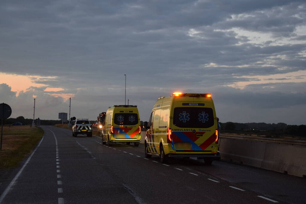 Grote zoekactie na melding voertuig te water bij Oosterscheldekering