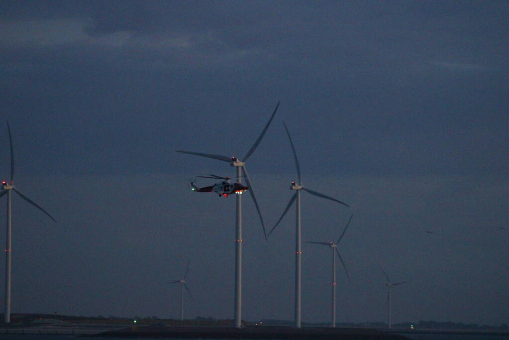 Grote zoekactie na melding voertuig te water bij Oosterscheldekering