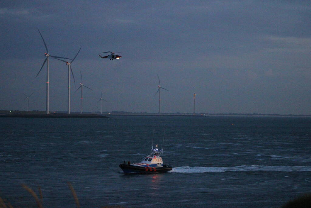 Grote zoekactie na melding voertuig te water bij Oosterscheldekering