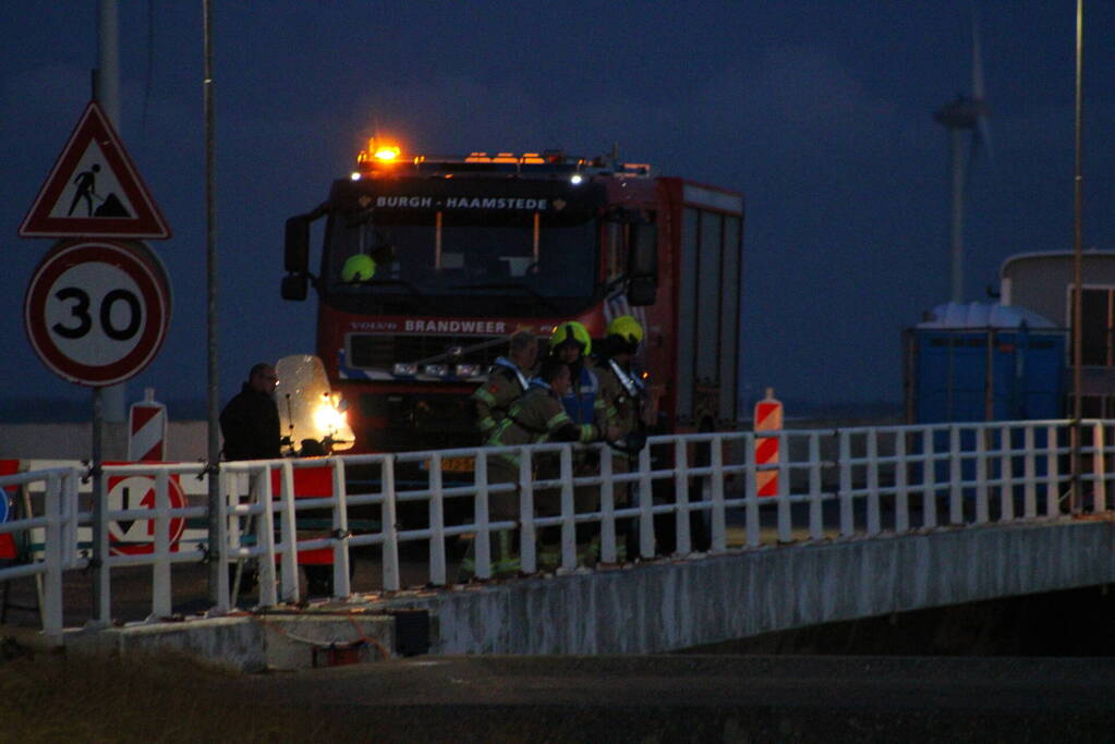 Grote zoekactie na melding voertuig te water bij Oosterscheldekering