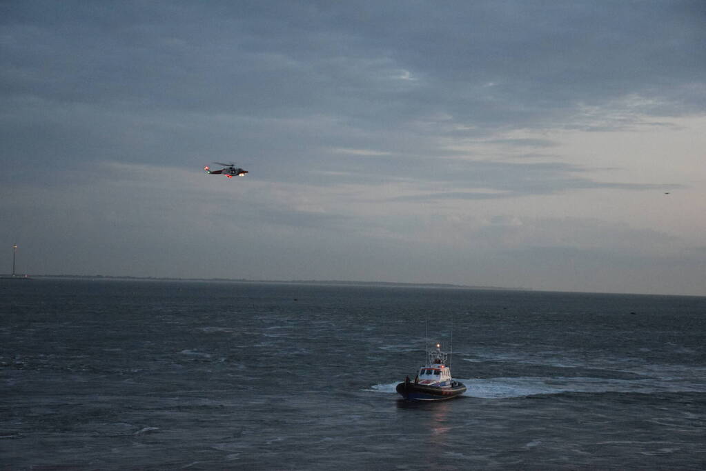 Grote zoekactie na melding voertuig te water bij Oosterscheldekering