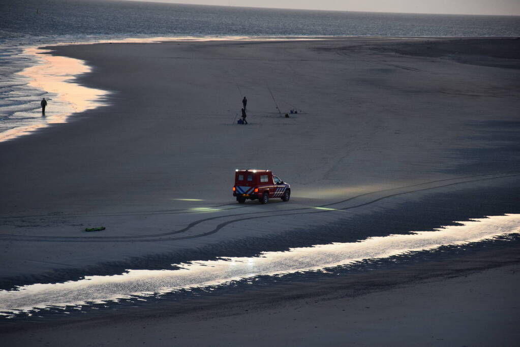 Grote zoekactie na melding voertuig te water bij Oosterscheldekering