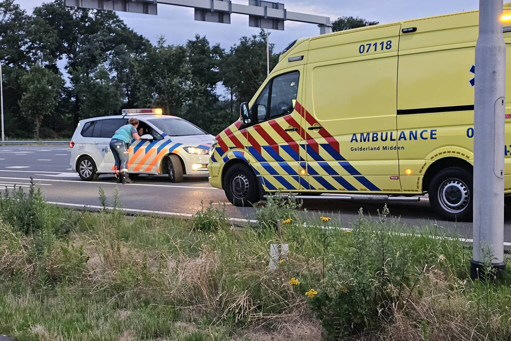 Auto midden op de weg aangetroffen