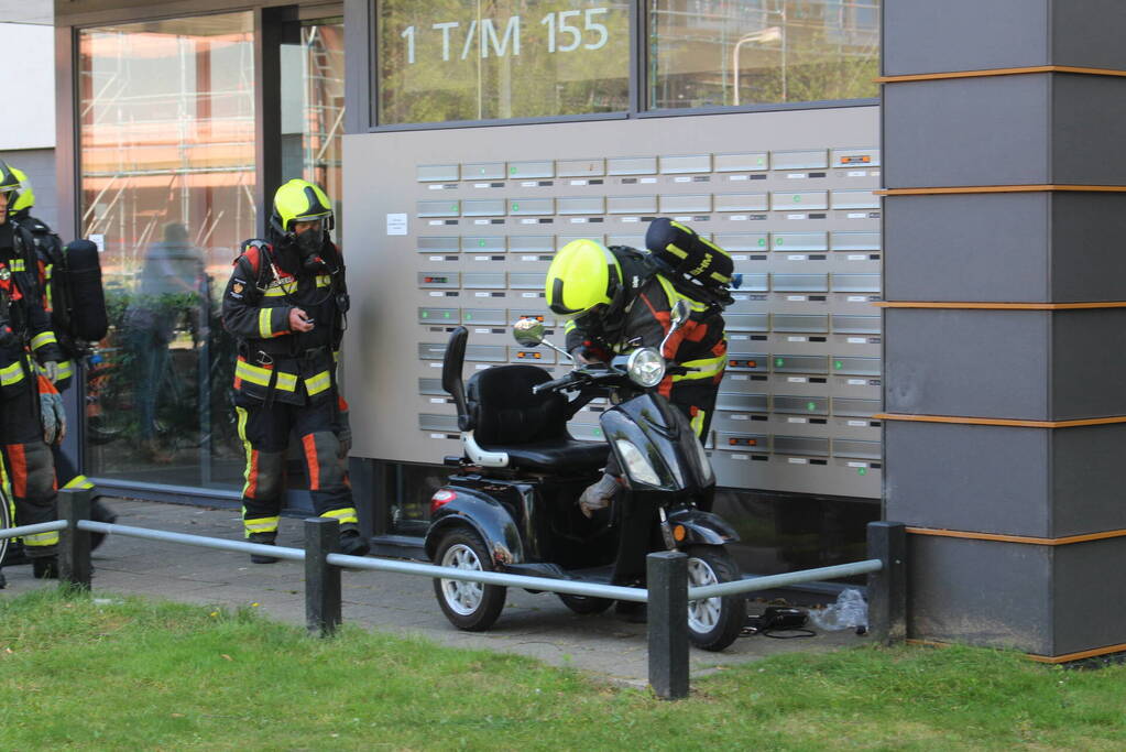 Scootmobiel veroorzaakt rookontwikkeling in flatgebouw